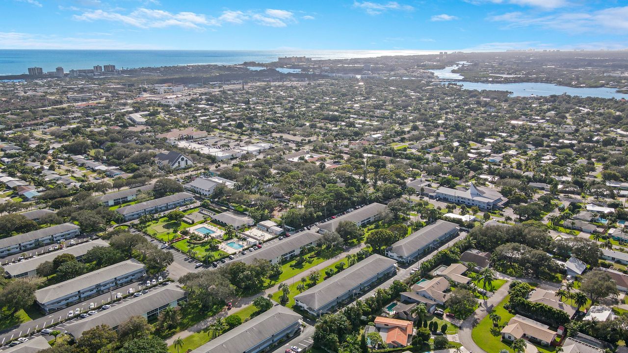 На продажу: $320,000 (2 спален, 2 ванн, 920 Квадратных фут)