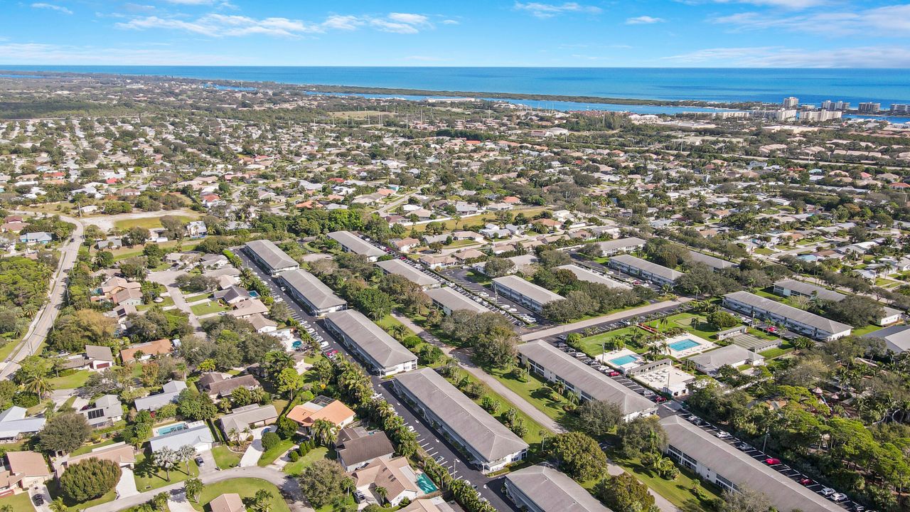 На продажу: $320,000 (2 спален, 2 ванн, 920 Квадратных фут)