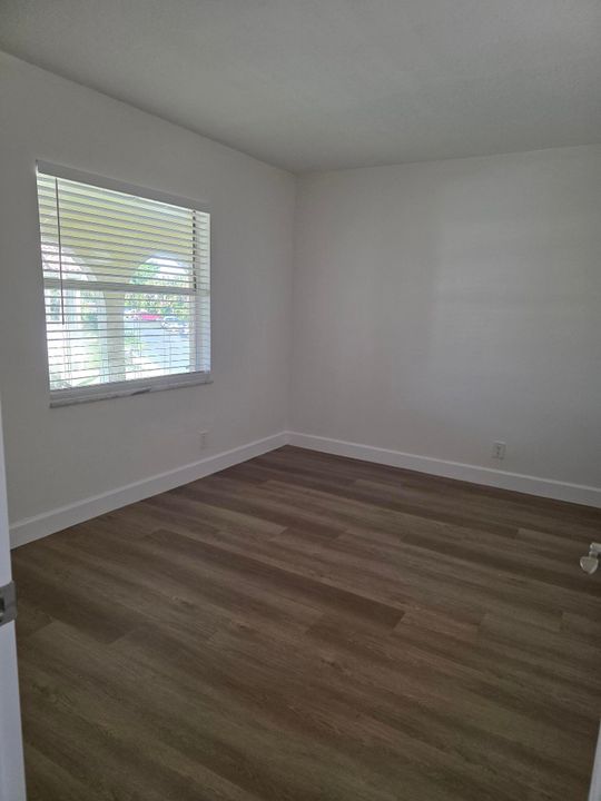 Под контрактом: $5,800 (3 спален, 2 ванн, 1315 Квадратных фут)