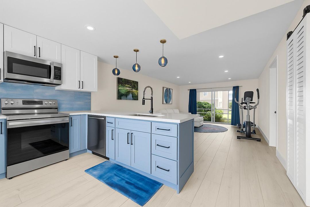 Recently Sold: $99,000 (1 beds, 1 baths, 726 Square Feet)