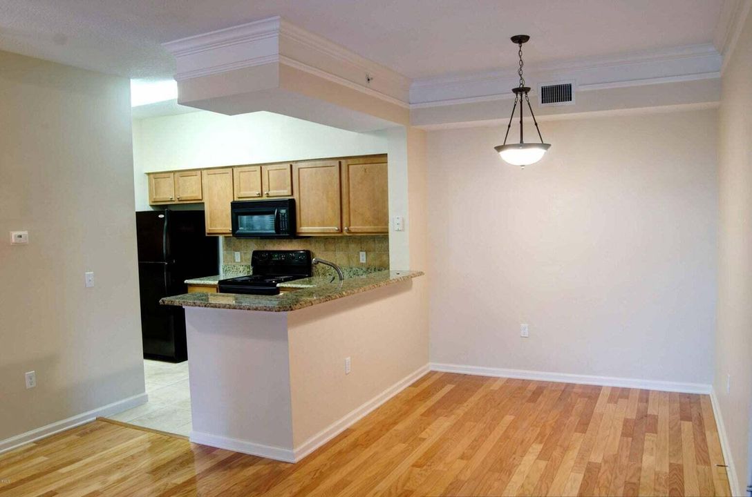 For Rent: $1,850 (1 beds, 1 baths, 604 Square Feet)