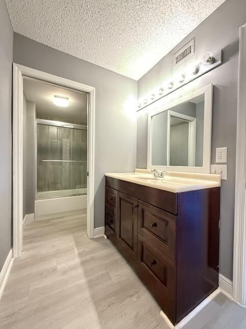 Activo con contrato: $435,000 (3 camas, 2 baños, 1449 Pies cuadrados)