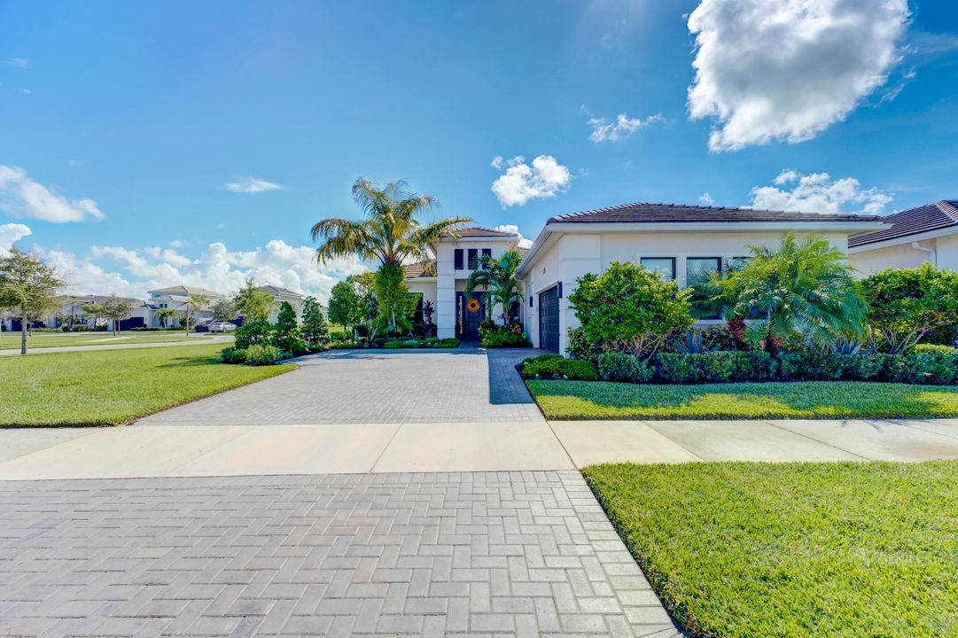 Activo con contrato: $829,900 (3 camas, 3 baños, 2766 Pies cuadrados)