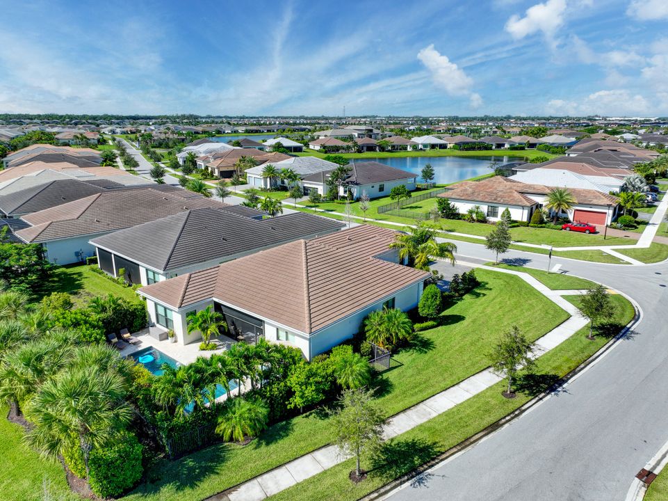 Activo con contrato: $829,900 (3 camas, 3 baños, 2766 Pies cuadrados)