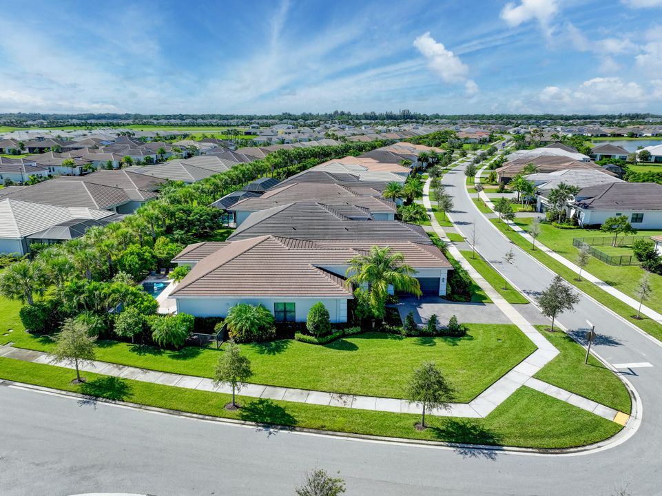 Activo con contrato: $829,900 (3 camas, 3 baños, 2766 Pies cuadrados)