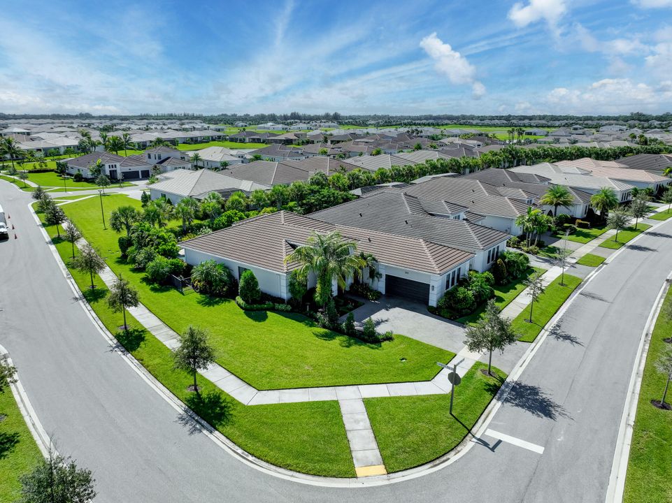 Activo con contrato: $829,900 (3 camas, 3 baños, 2766 Pies cuadrados)