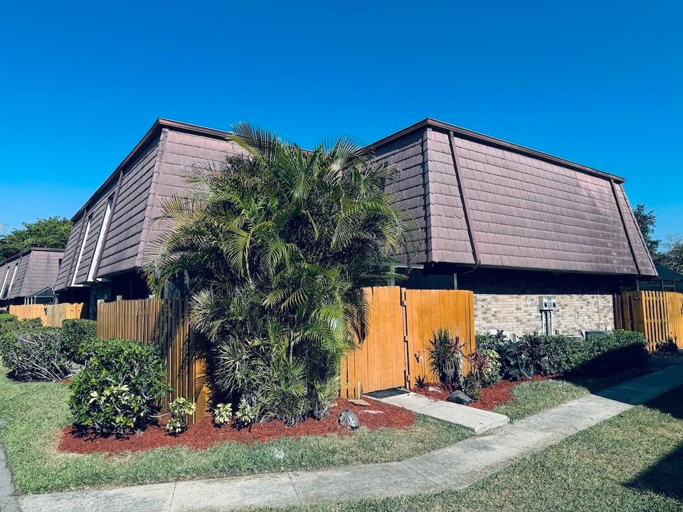 Activo con contrato: $435,000 (3 camas, 2 baños, 1449 Pies cuadrados)