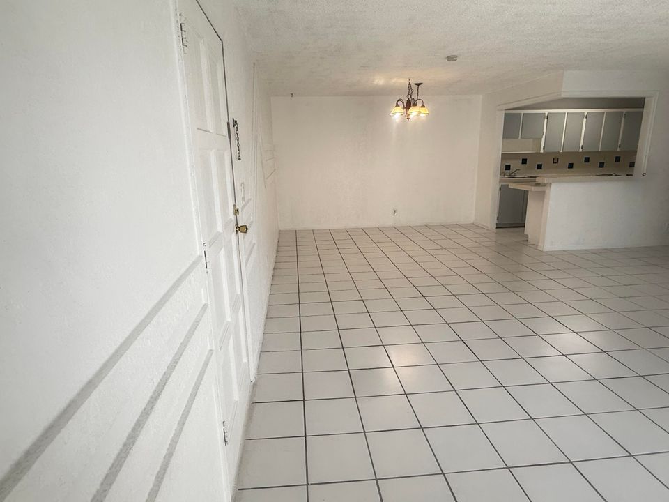 合同活跃: $1,650 (2 贝兹, 1 浴室, 1100 平方英尺)