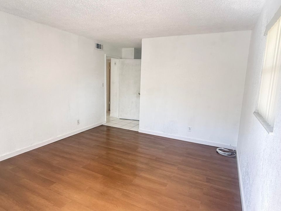 合同活跃: $1,650 (2 贝兹, 1 浴室, 1100 平方英尺)