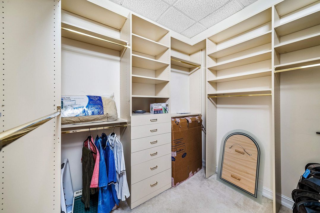 Activo con contrato: $999,000 (3 camas, 4 baños, 2843 Pies cuadrados)