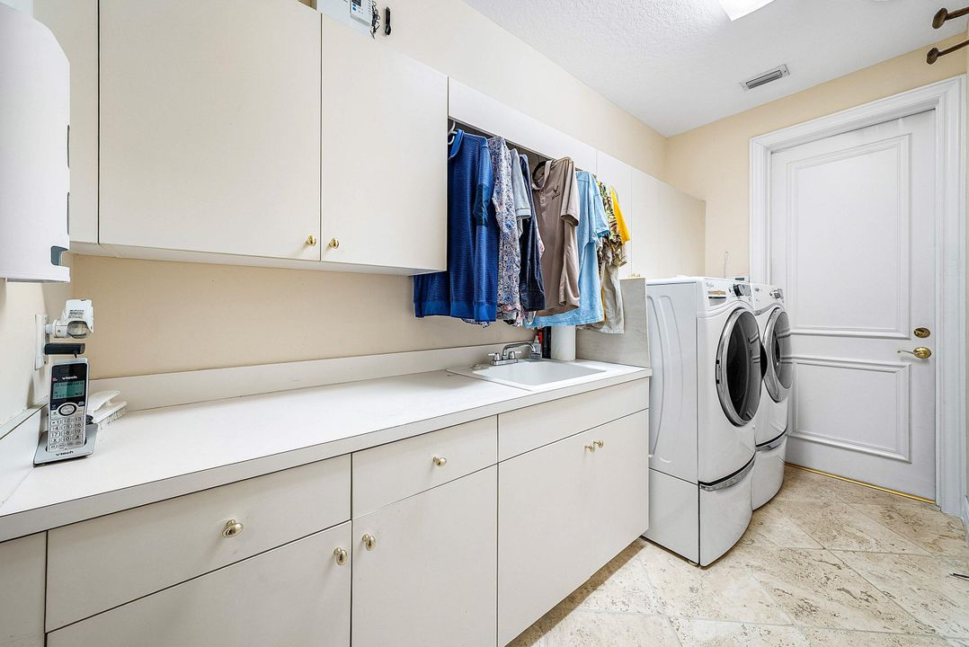 Activo con contrato: $999,000 (3 camas, 4 baños, 2843 Pies cuadrados)