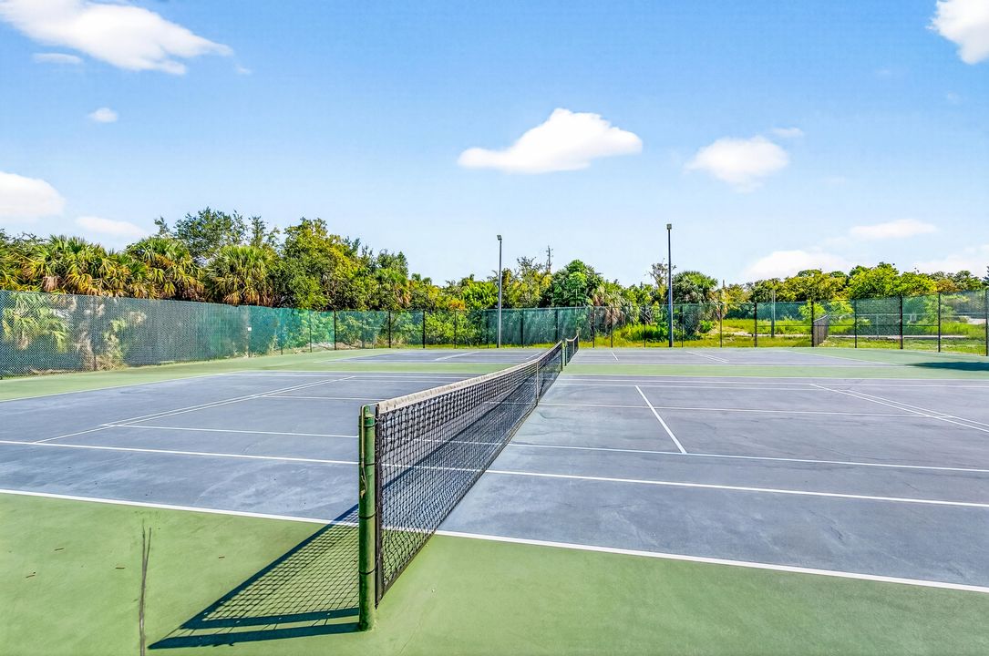 На продажу: $160,000 (2 спален, 2 ванн, 1272 Квадратных фут)