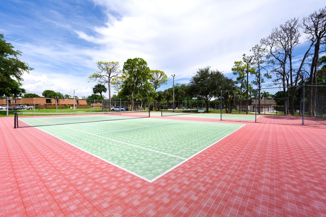 Под контрактом: $285,000 (3 спален, 3 ванн, 1488 Квадратных фут)