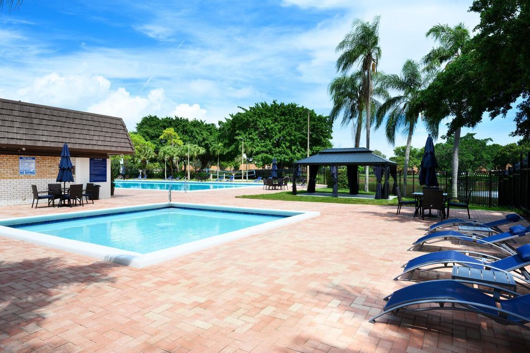 Под контрактом: $285,000 (3 спален, 3 ванн, 1488 Квадратных фут)