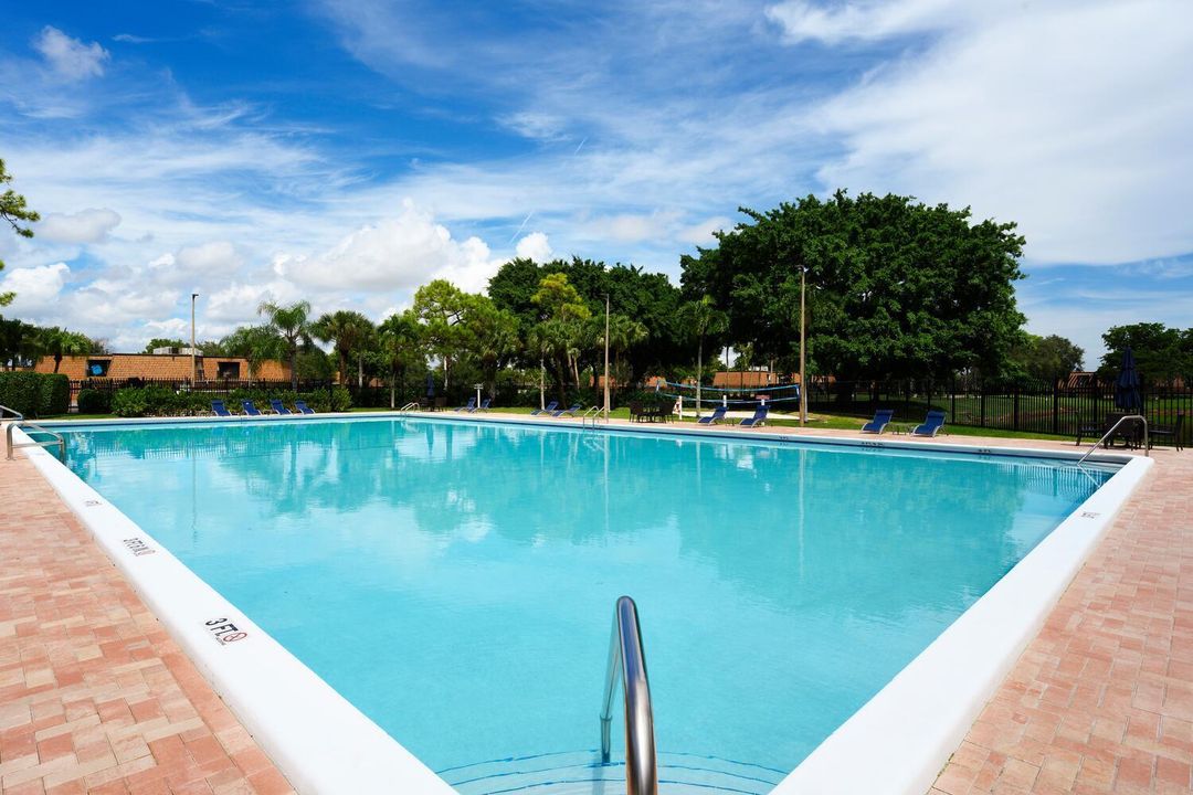 Под контрактом: $285,000 (3 спален, 3 ванн, 1488 Квадратных фут)