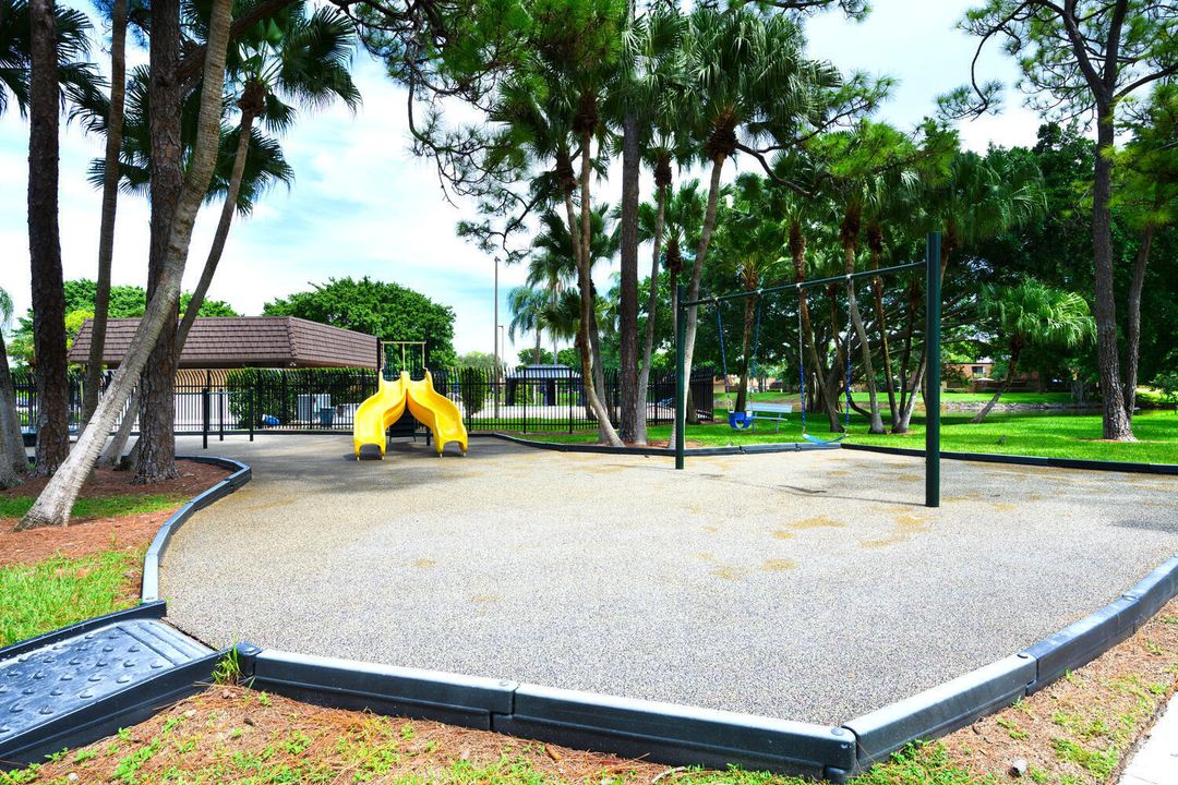 Под контрактом: $285,000 (3 спален, 3 ванн, 1488 Квадратных фут)