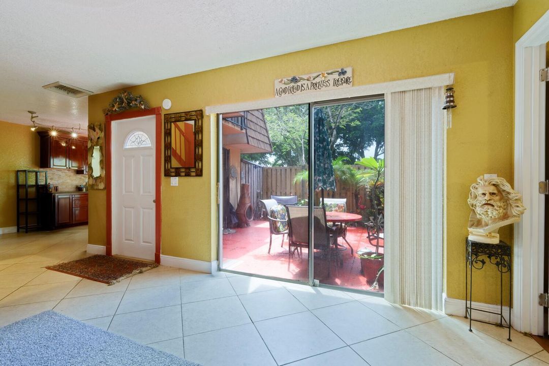 Под контрактом: $285,000 (3 спален, 3 ванн, 1488 Квадратных фут)