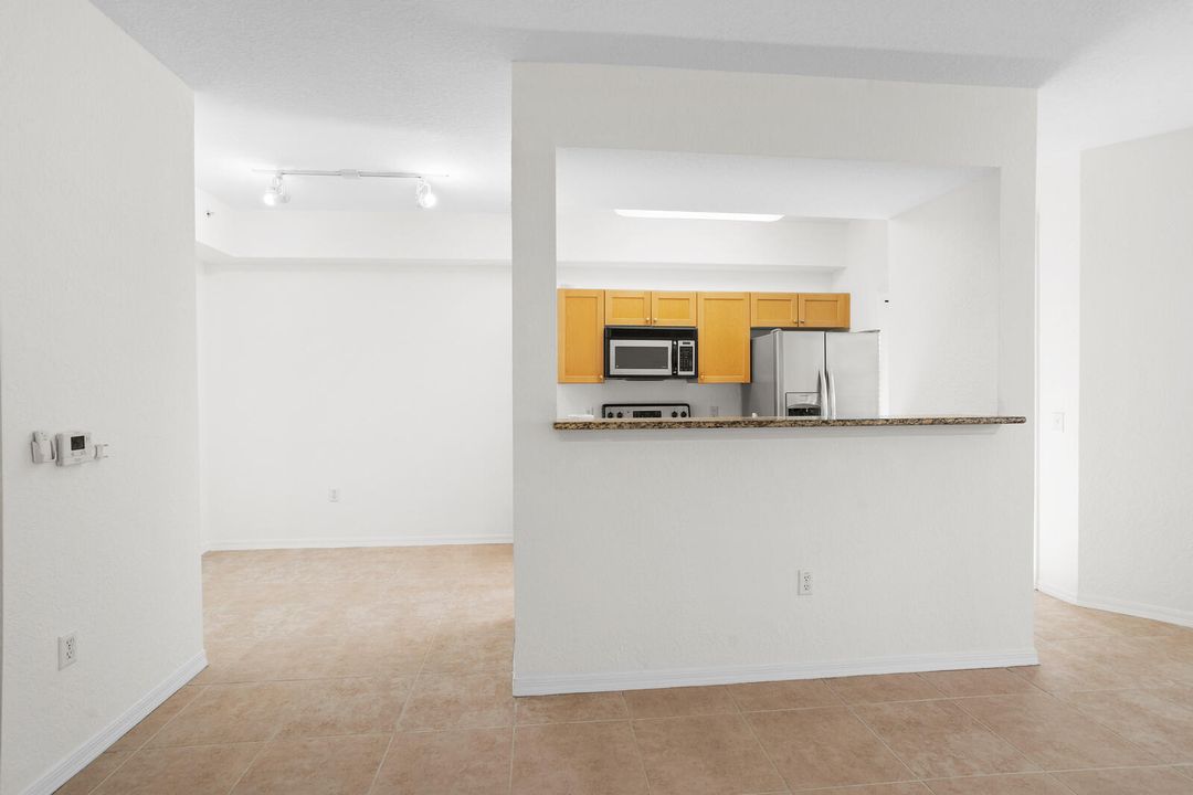 合同活跃: $2,075 (1 贝兹, 1 浴室, 815 平方英尺)