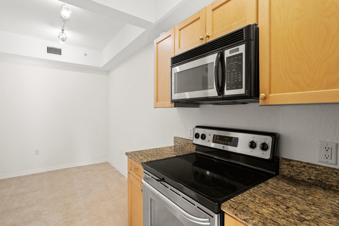 合同活跃: $2,075 (1 贝兹, 1 浴室, 815 平方英尺)