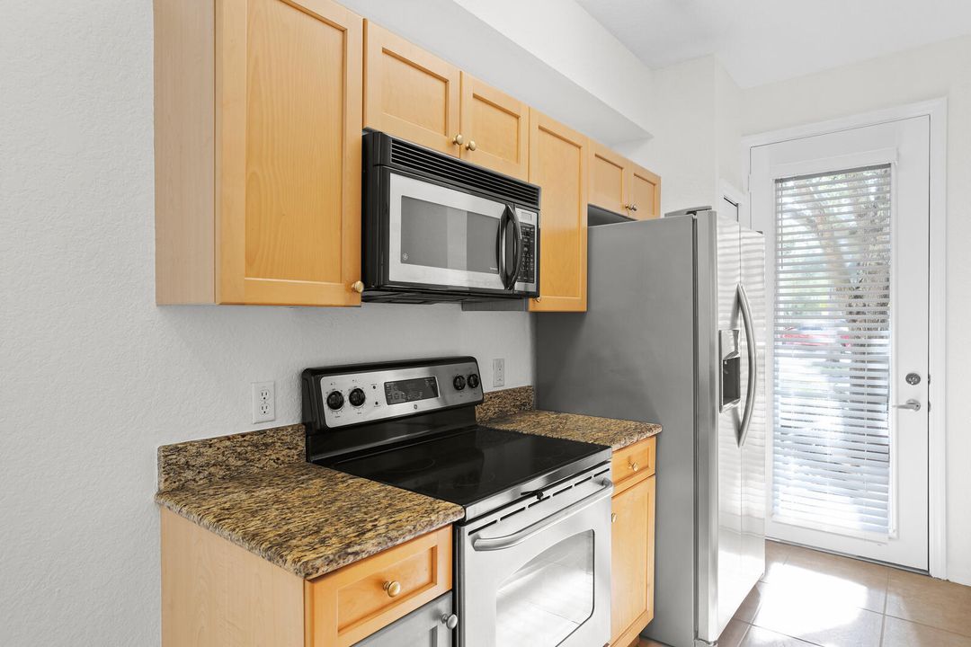 合同活跃: $2,075 (1 贝兹, 1 浴室, 815 平方英尺)