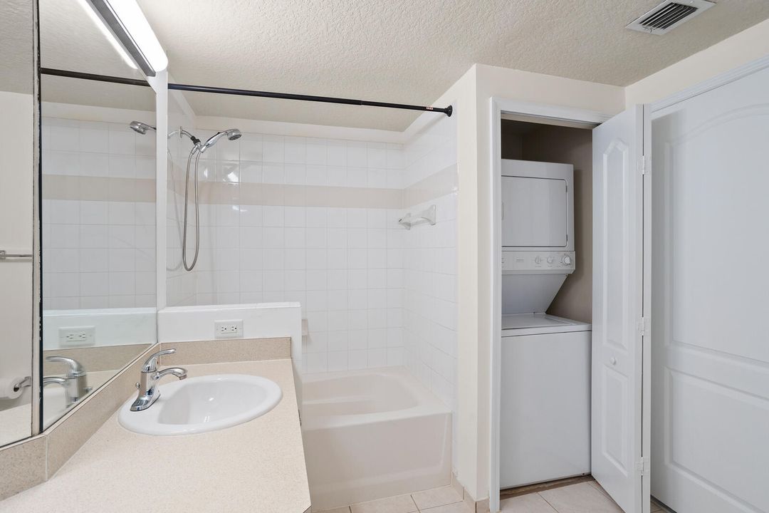 合同活跃: $2,075 (1 贝兹, 1 浴室, 815 平方英尺)