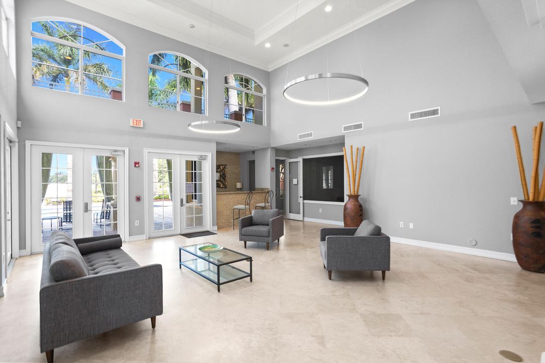 合同活跃: $2,075 (1 贝兹, 1 浴室, 815 平方英尺)