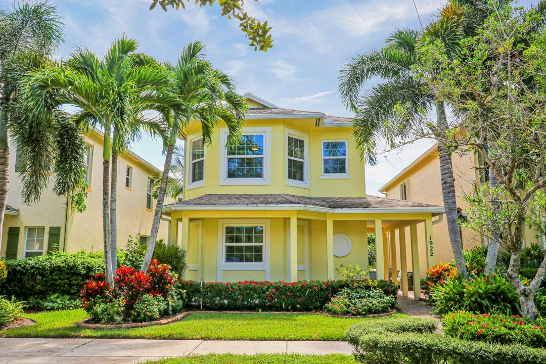 Recently Sold: $325,000 (3 beds, 2 baths, 1481 Square Feet)