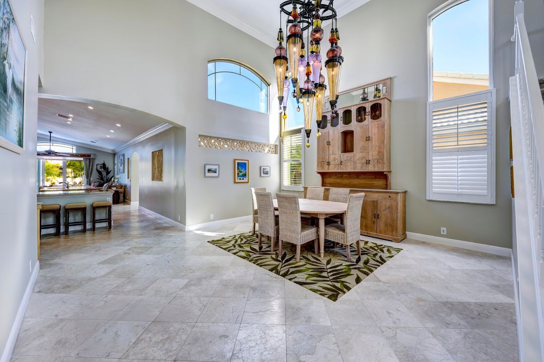 合同活跃: $12,000 (3 贝兹, 2 浴室, 2466 平方英尺)