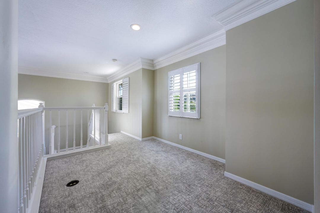 合同活跃: $12,000 (3 贝兹, 2 浴室, 2466 平方英尺)