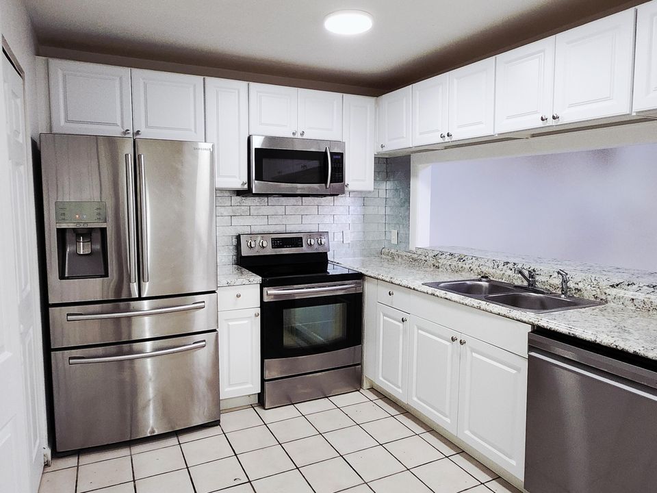 Active With Contract: $289,000 (2 beds, 2 baths, 1098 Square Feet)