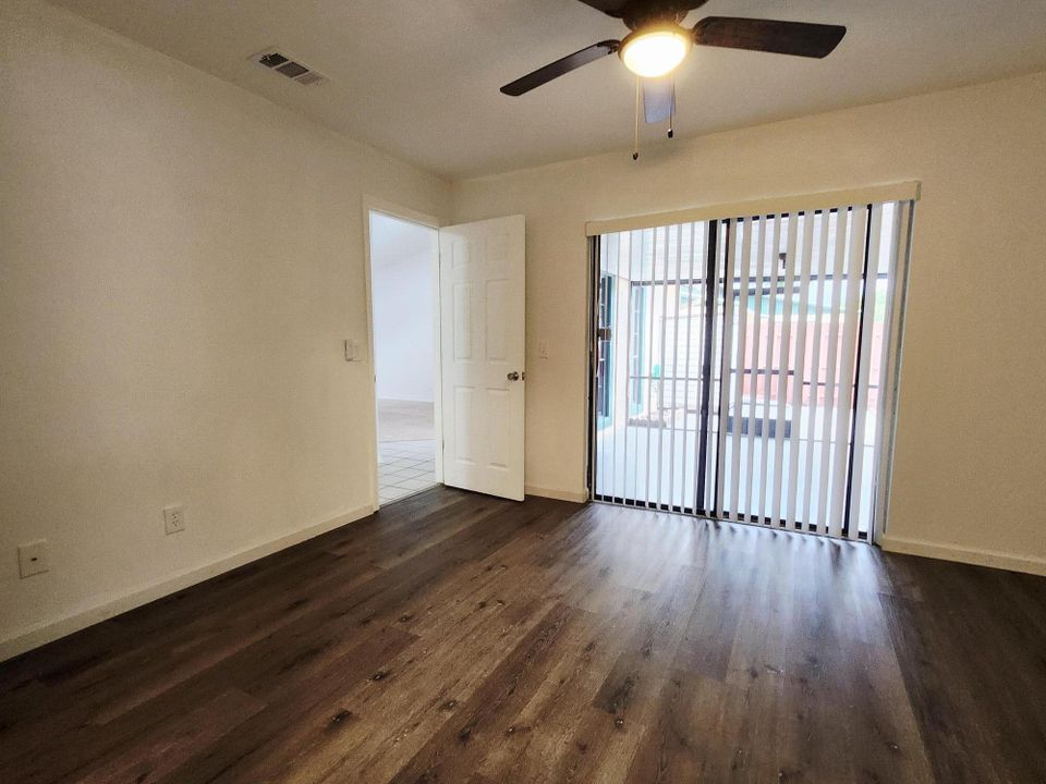 Active With Contract: $289,000 (2 beds, 2 baths, 1098 Square Feet)