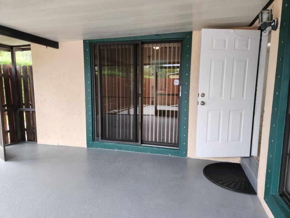 Active With Contract: $289,000 (2 beds, 2 baths, 1098 Square Feet)