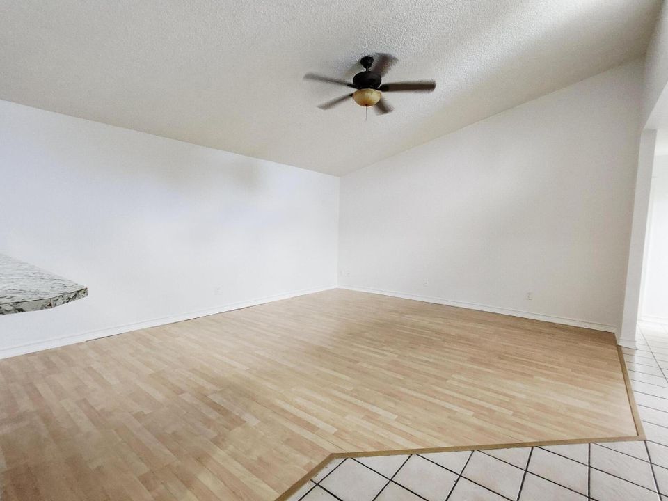 Active With Contract: $289,000 (2 beds, 2 baths, 1098 Square Feet)