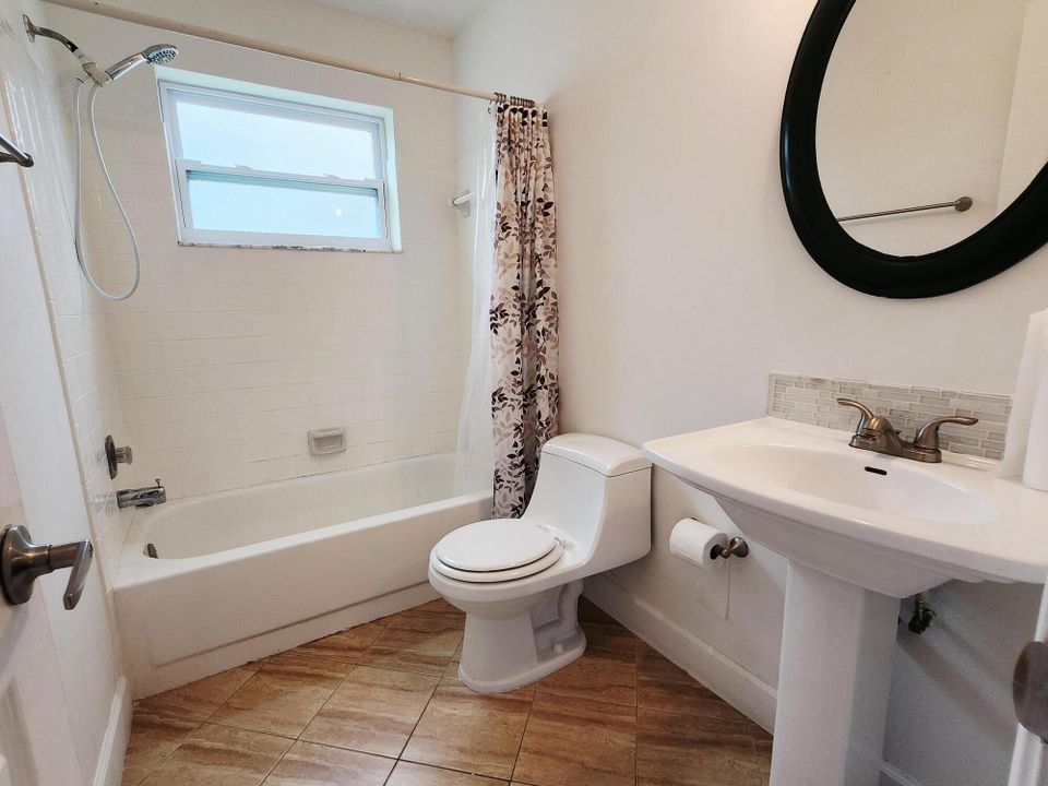 Active With Contract: $289,000 (2 beds, 2 baths, 1098 Square Feet)