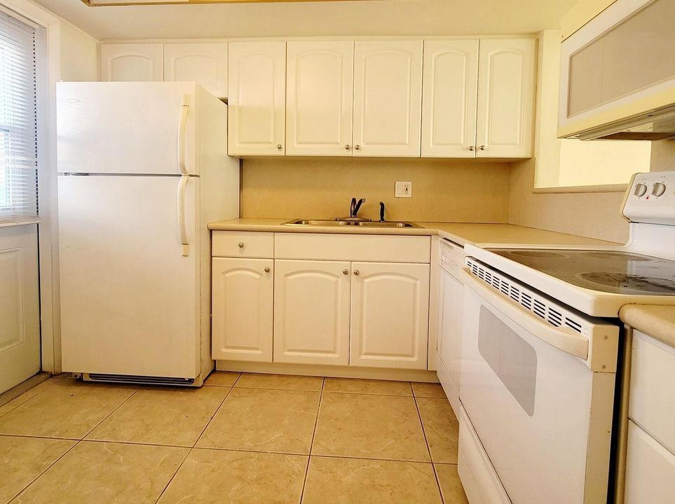 For Rent: $1,650 (1 beds, 1 baths, 648 Square Feet)