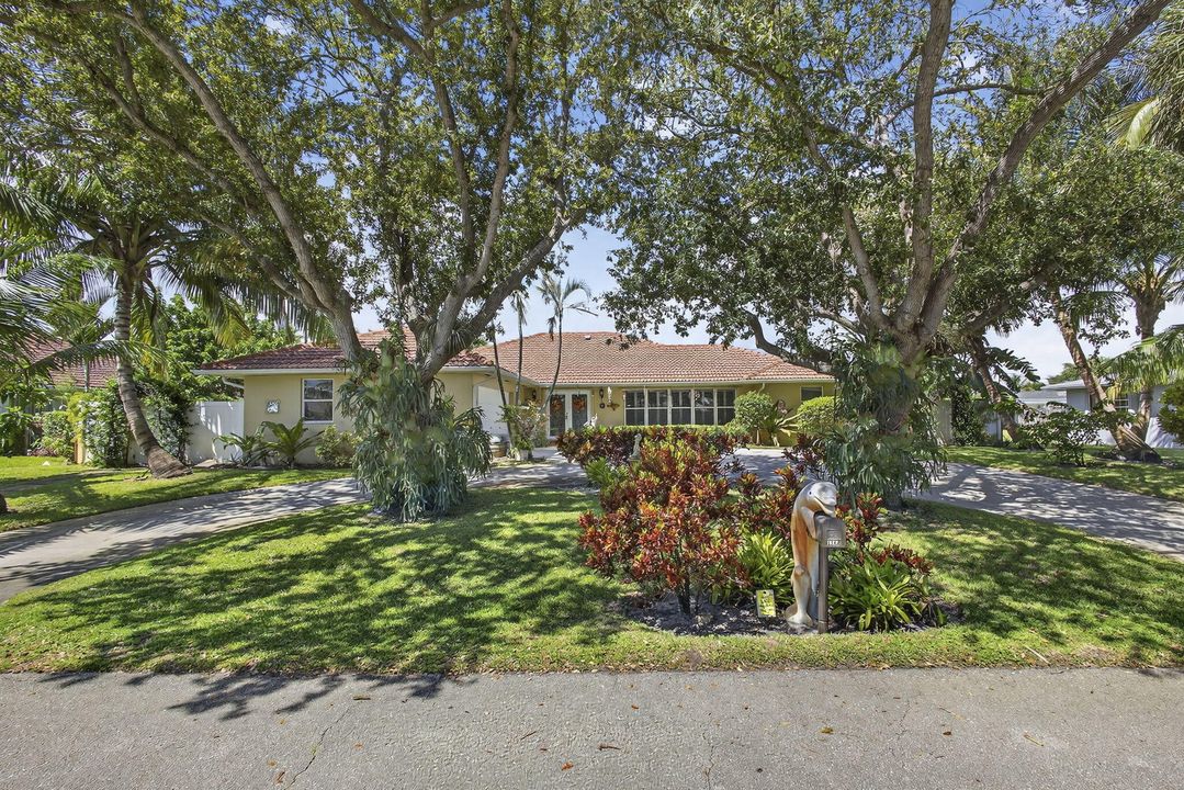 For Sale: $875,000 (5 beds, 2 baths, 2553 Square Feet)