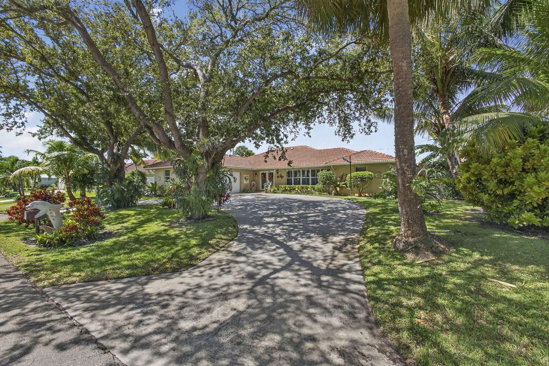 For Sale: $875,000 (5 beds, 2 baths, 2553 Square Feet)