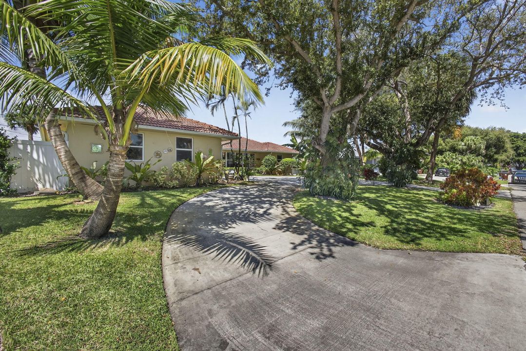 For Sale: $875,000 (5 beds, 2 baths, 2553 Square Feet)