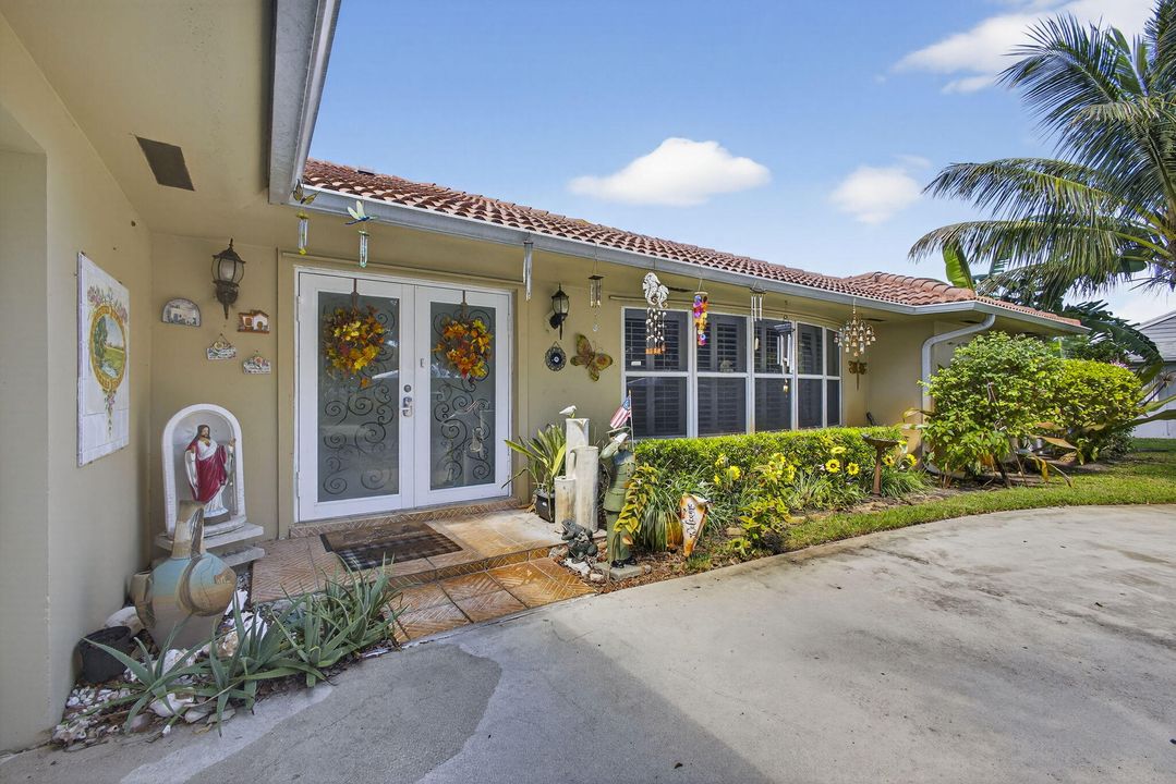 For Sale: $875,000 (5 beds, 2 baths, 2553 Square Feet)