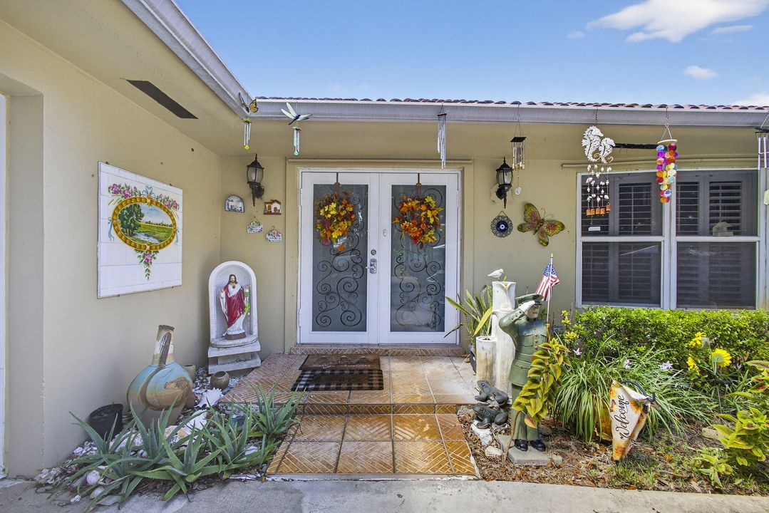 For Sale: $875,000 (5 beds, 2 baths, 2553 Square Feet)