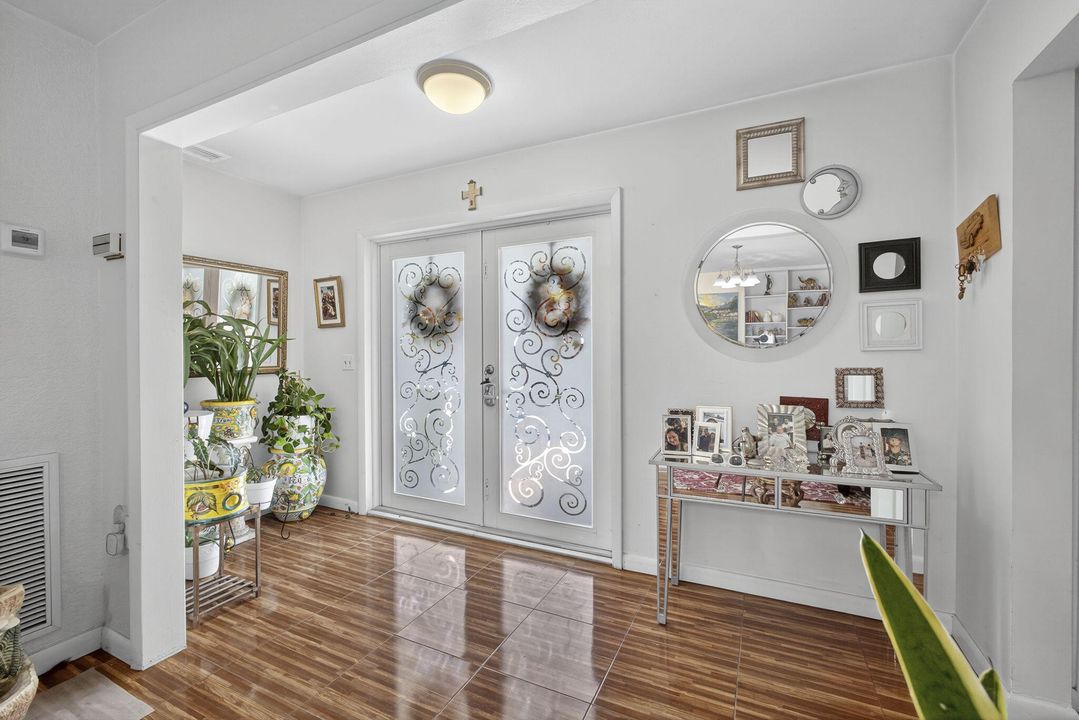 For Sale: $875,000 (5 beds, 2 baths, 2553 Square Feet)