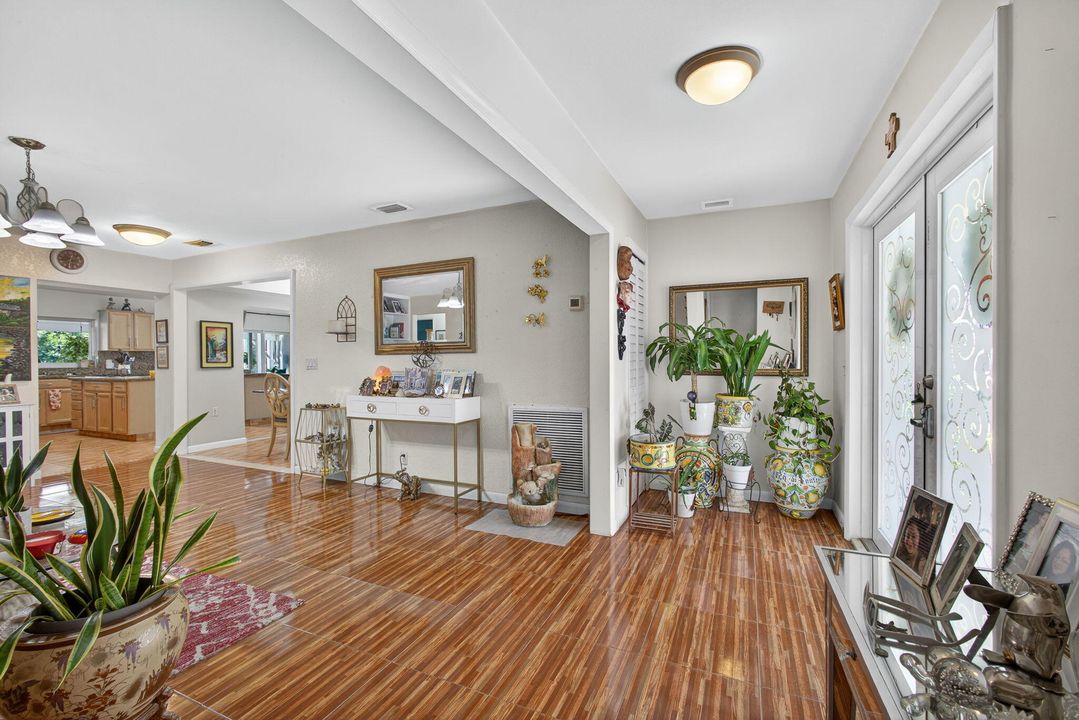 For Sale: $875,000 (5 beds, 2 baths, 2553 Square Feet)