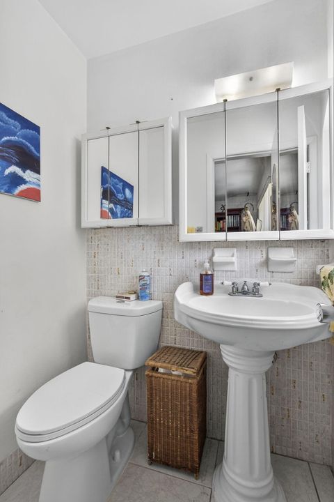 For Sale: $875,000 (5 beds, 2 baths, 2553 Square Feet)