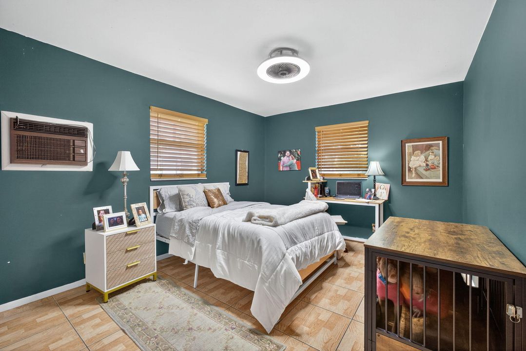 For Sale: $875,000 (5 beds, 2 baths, 2553 Square Feet)