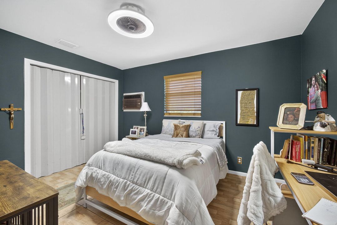 For Sale: $875,000 (5 beds, 2 baths, 2553 Square Feet)