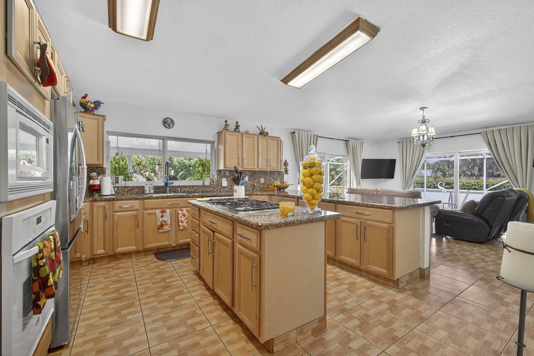 For Sale: $875,000 (5 beds, 2 baths, 2553 Square Feet)