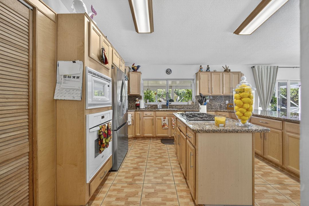 For Sale: $875,000 (5 beds, 2 baths, 2553 Square Feet)