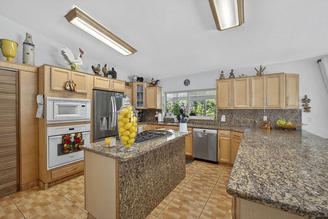 For Sale: $875,000 (5 beds, 2 baths, 2553 Square Feet)