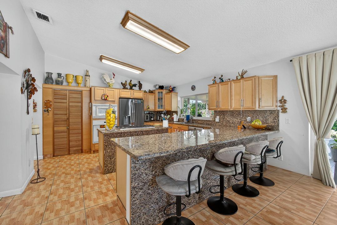 For Sale: $875,000 (5 beds, 2 baths, 2553 Square Feet)