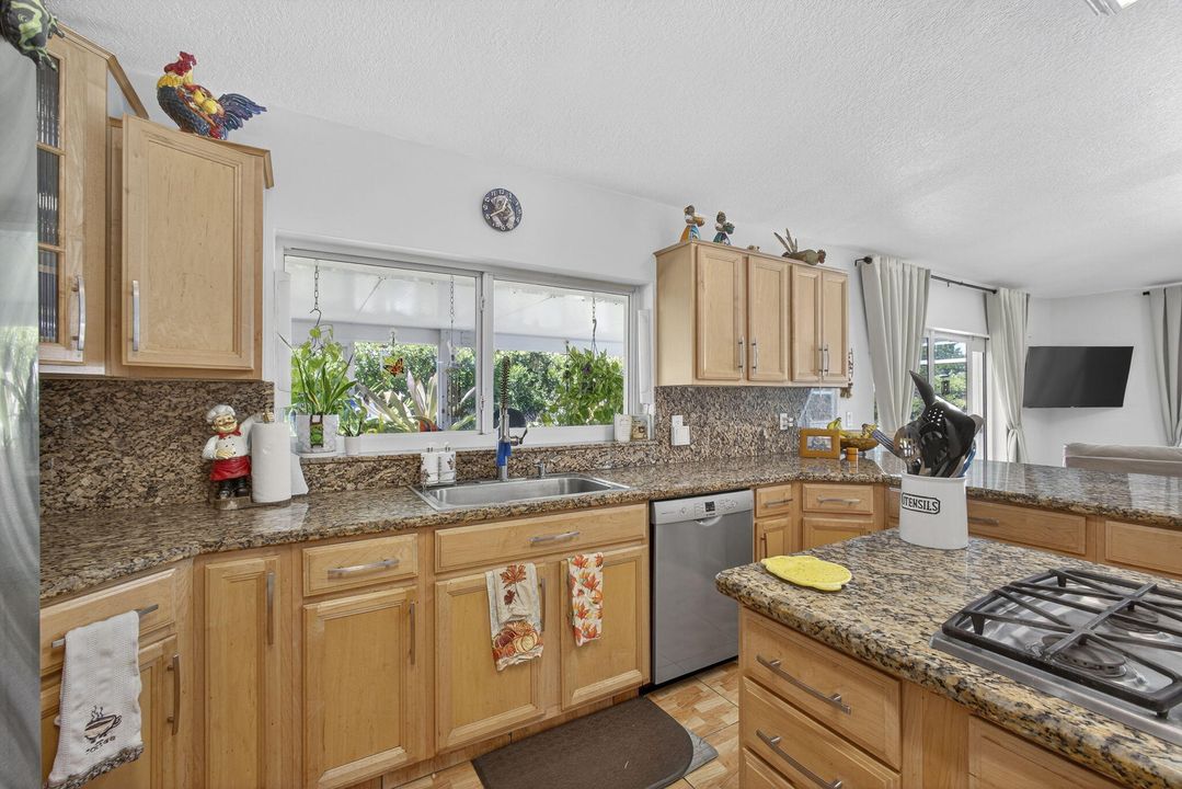 For Sale: $875,000 (5 beds, 2 baths, 2553 Square Feet)